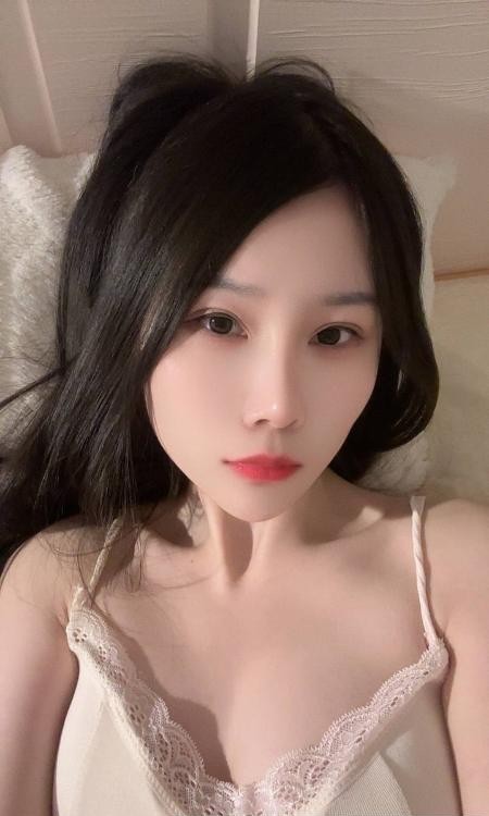 皮肤白嫩颜值嫩妹