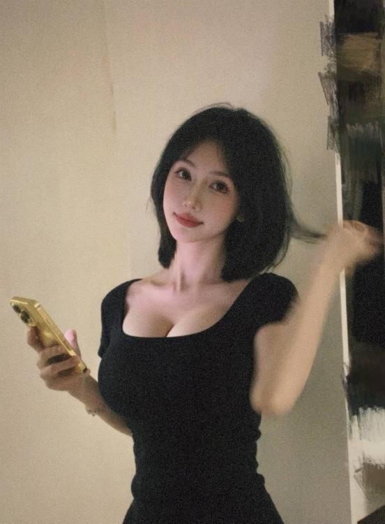 一线天翘臀颜值老师