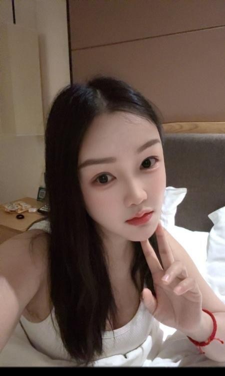 白云颜值女友依依