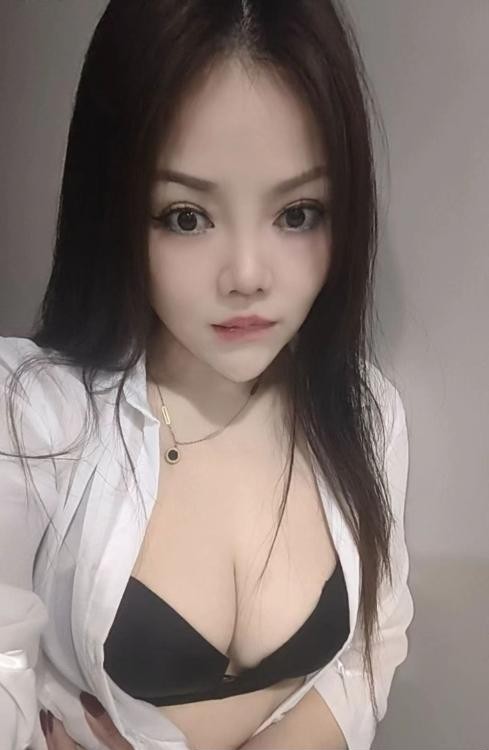 大胸美少妇