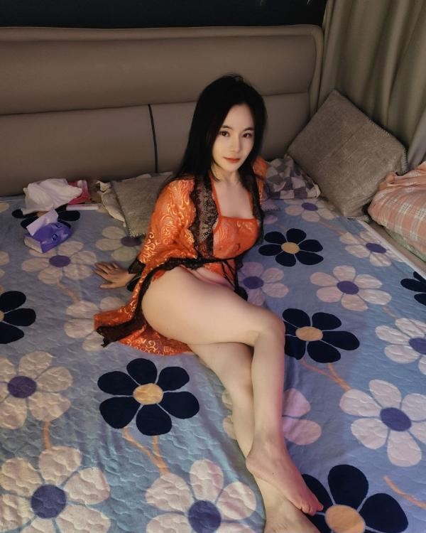 大奶小少妇李柏朴