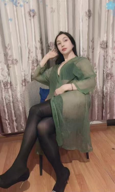 长腿丝袜美少妇