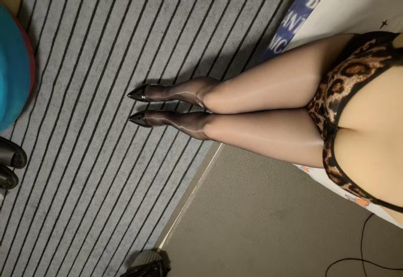 制服很多的大胸少妇