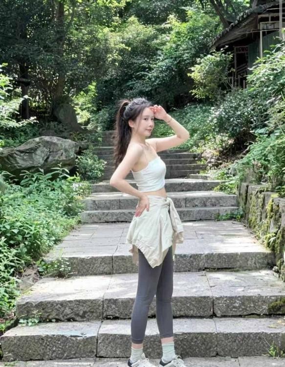 南山一字马媚儿