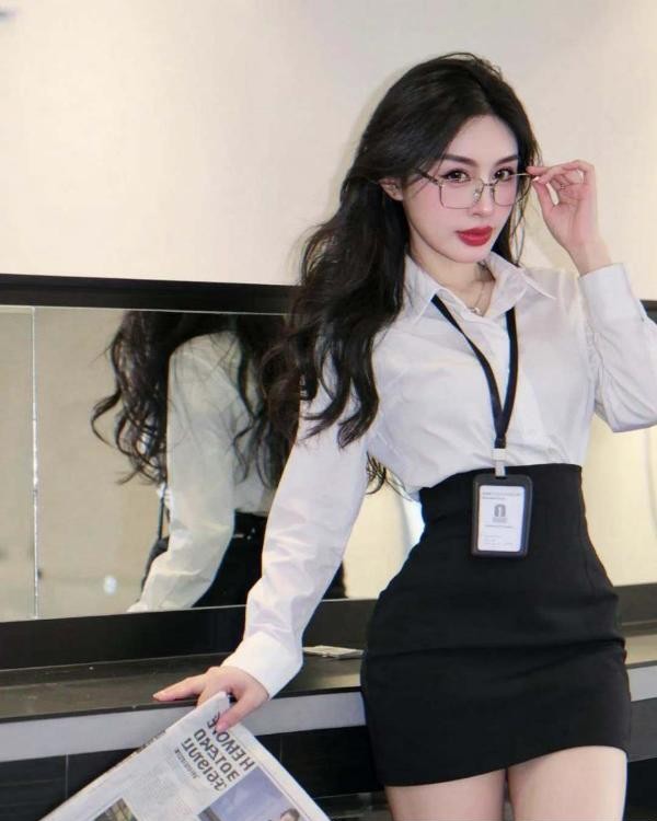 腿长腰细胸大白虎老师