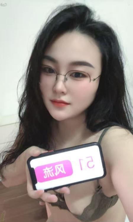 浦东吊钟乳眼镜妹