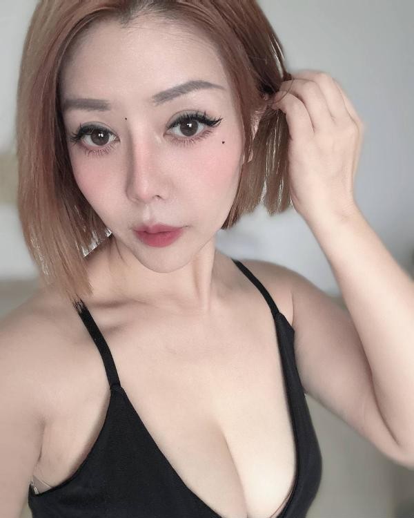 短发气质美女