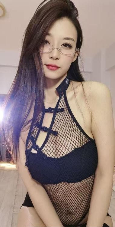 眼镜风骚翘臀妹