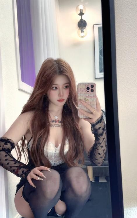 时尚御姐玉体打卡记