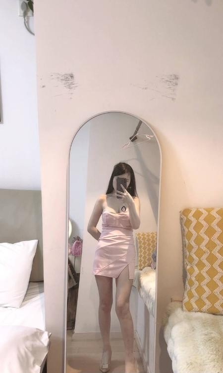 清纯苗条女友感妹子