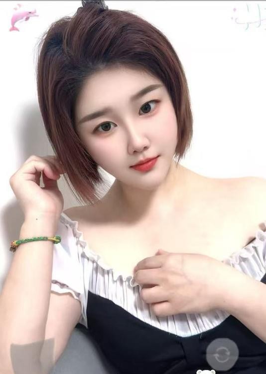 东门短发性感小少妇