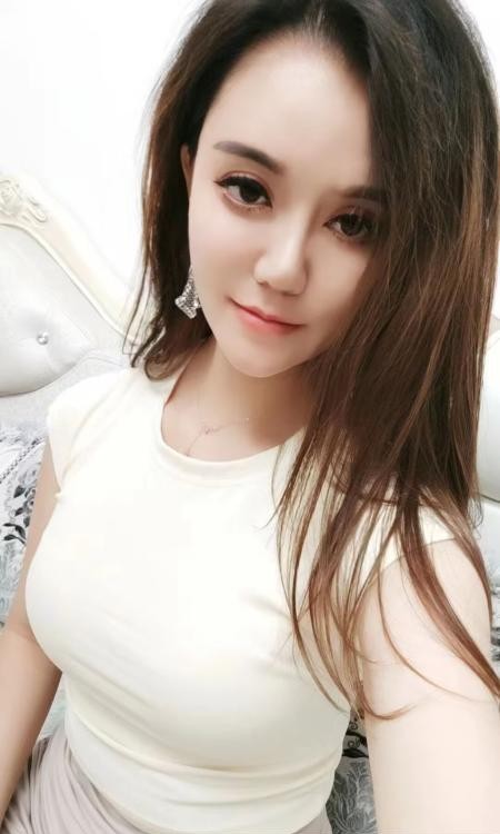 前凸后翘混血妹妹