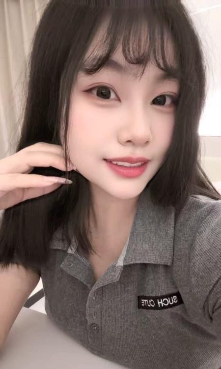 甜美且巨乳的伊伊