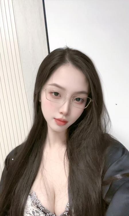 眼镜反差御姐明媚儿