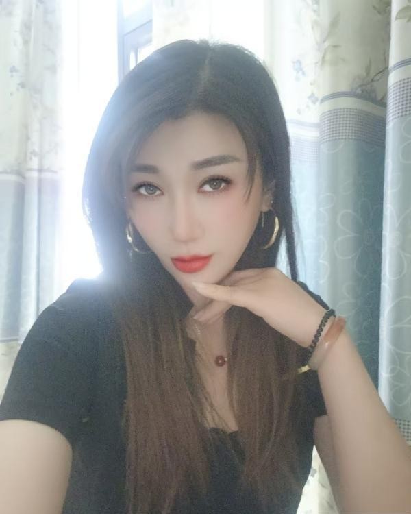 淫荡骚妇玩花活