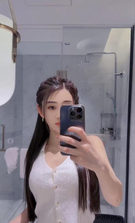 舞蹈老师雅雯流连忘返