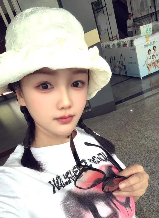 肤白腰细长腿依依