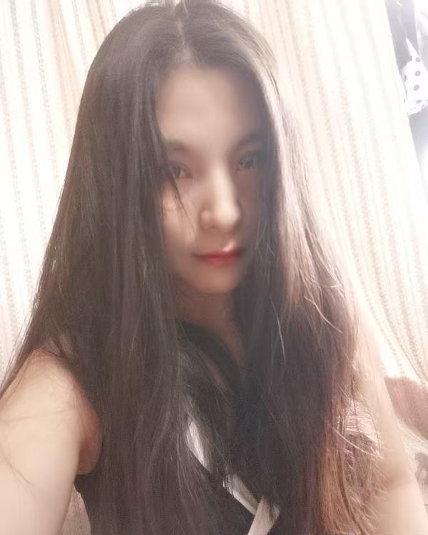 汉口火车站娇小女人