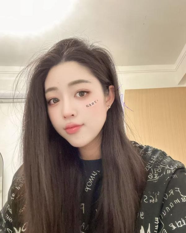 长腿丰满梓琪很有料