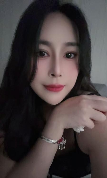 大胸翘臀知性少妇