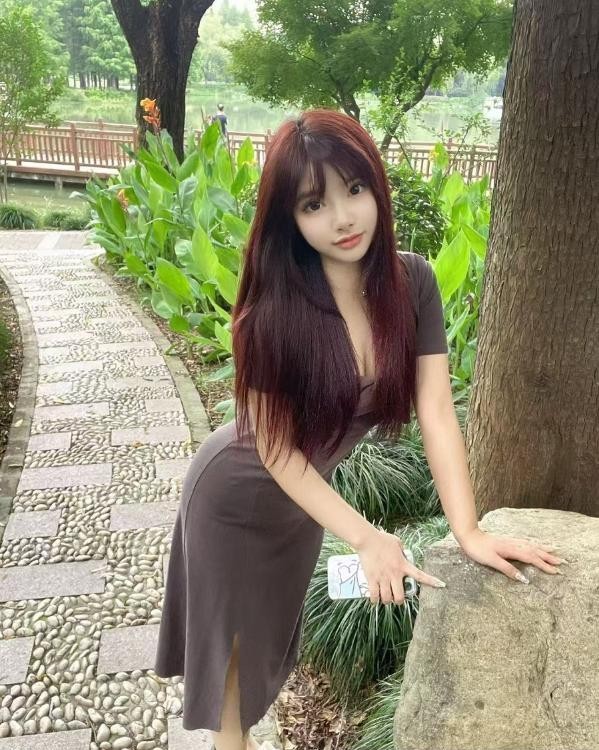 陆家嘴白嫩颜值小姐姐