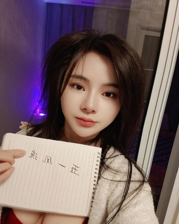 肤白大胸小少妇