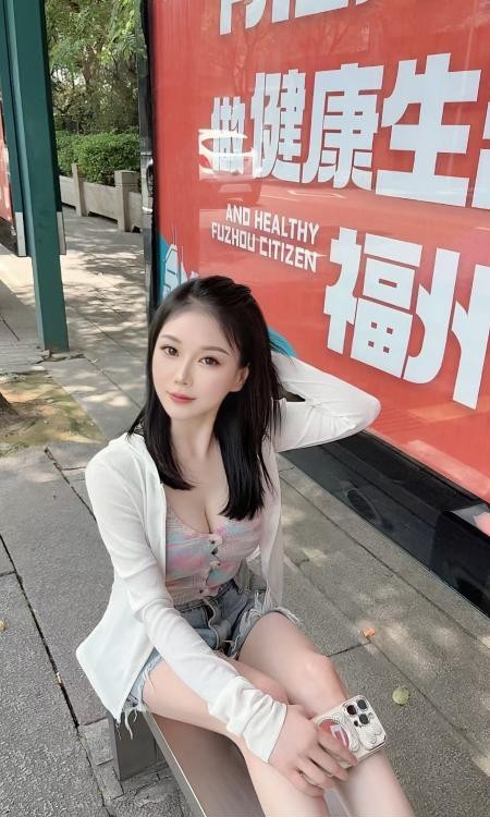 FZ白皙小姐姐薯片