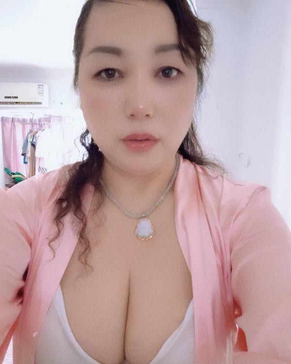 特大胸泻火少妇