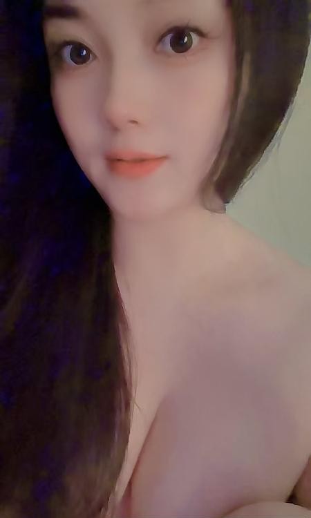 服务型苗条少妇