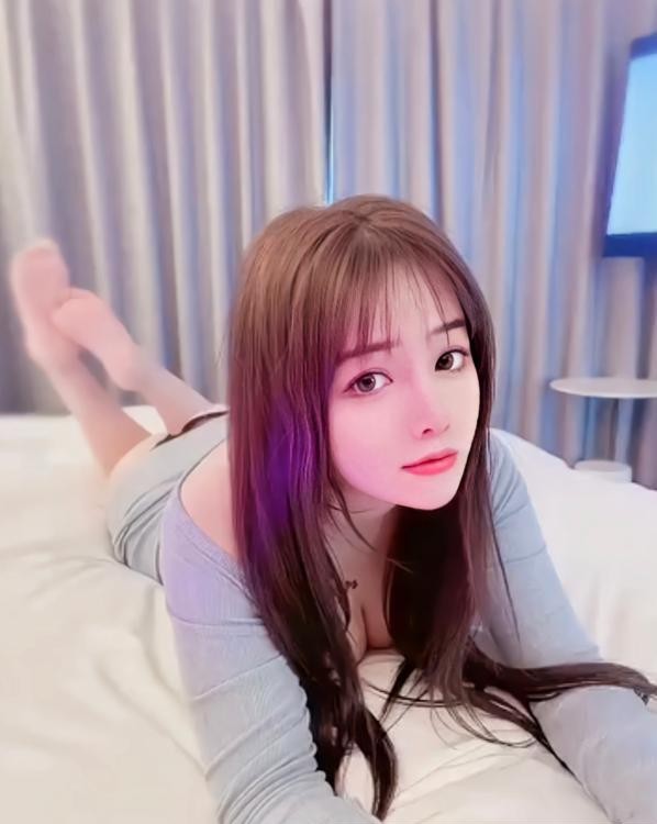 大胸小蛮腰美女