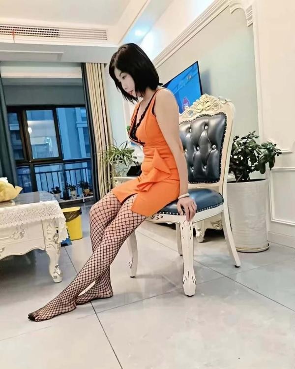 包臀裙吊带少妇