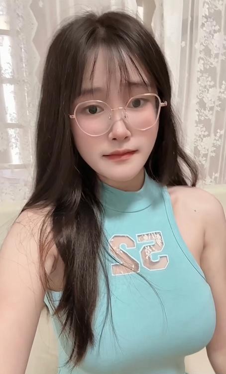 南山眼镜女友感悠然