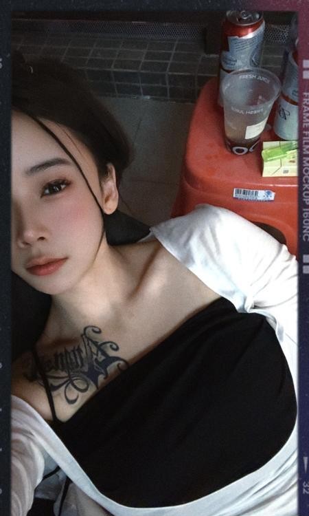 惠城舌吻旗袍骚女