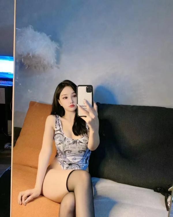 出击一字马小姐姐