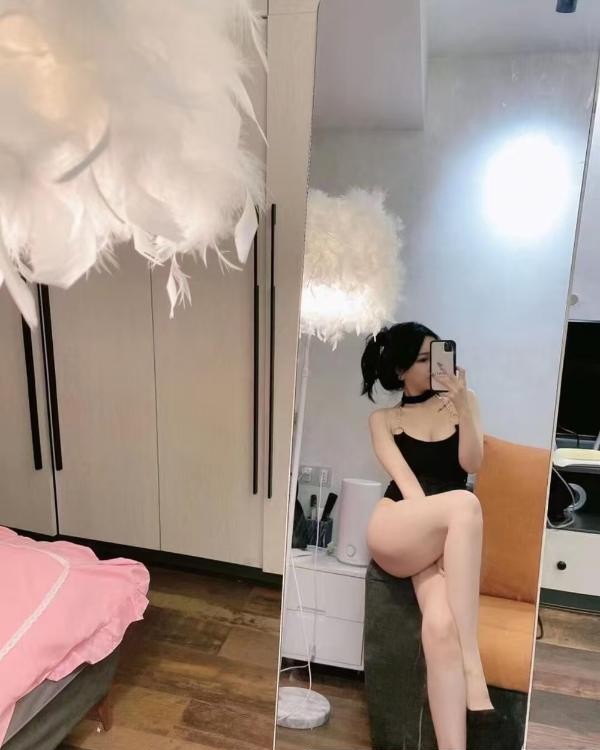 出击一字马小姐姐