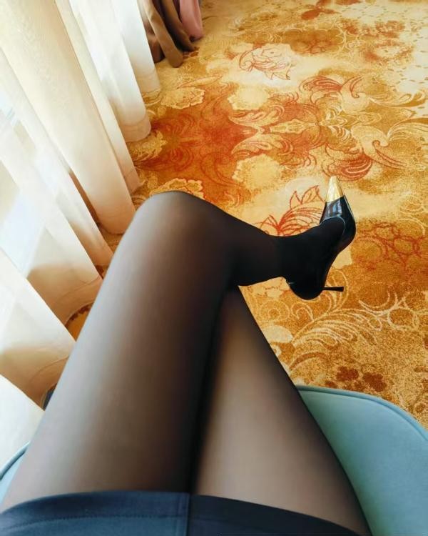 大长腿黑丝少妇