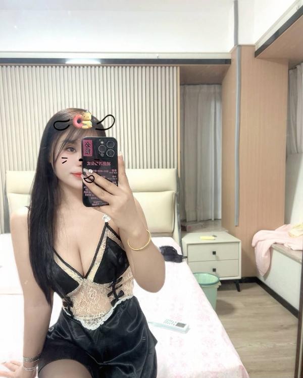 貌白丰满邻家小妹