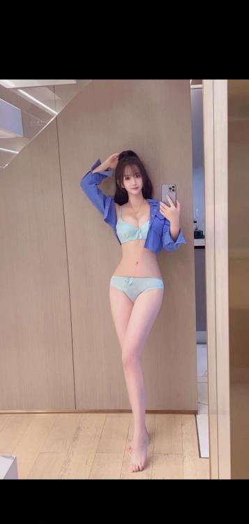 臀大波妹大长腿