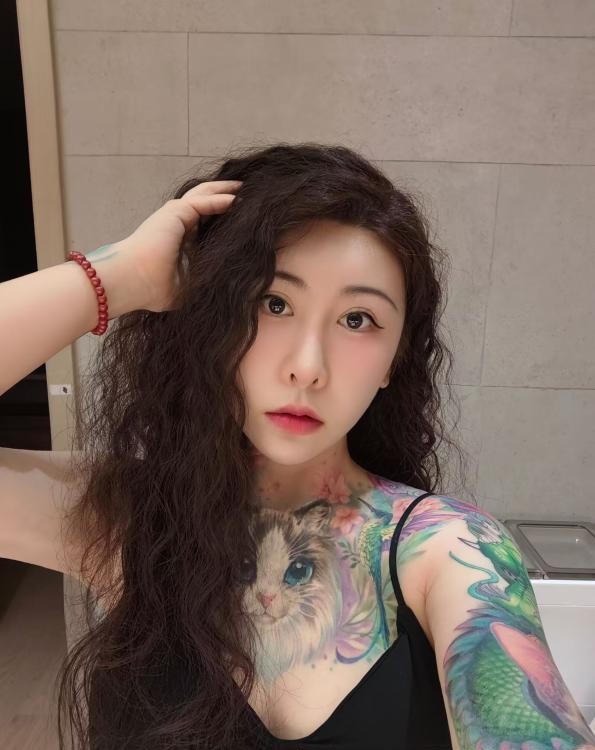 猫纹身高冷范御姐