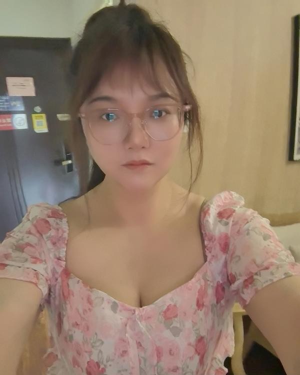 刚刷过D杯眼睛妹