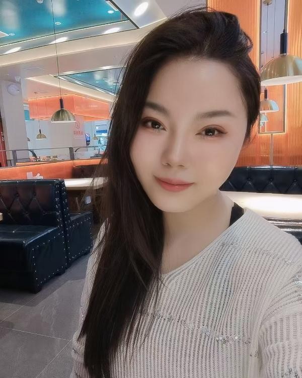 E罩杯美甲店老板娘