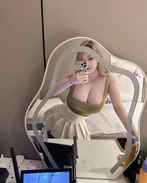 丰满性感大胸妹子