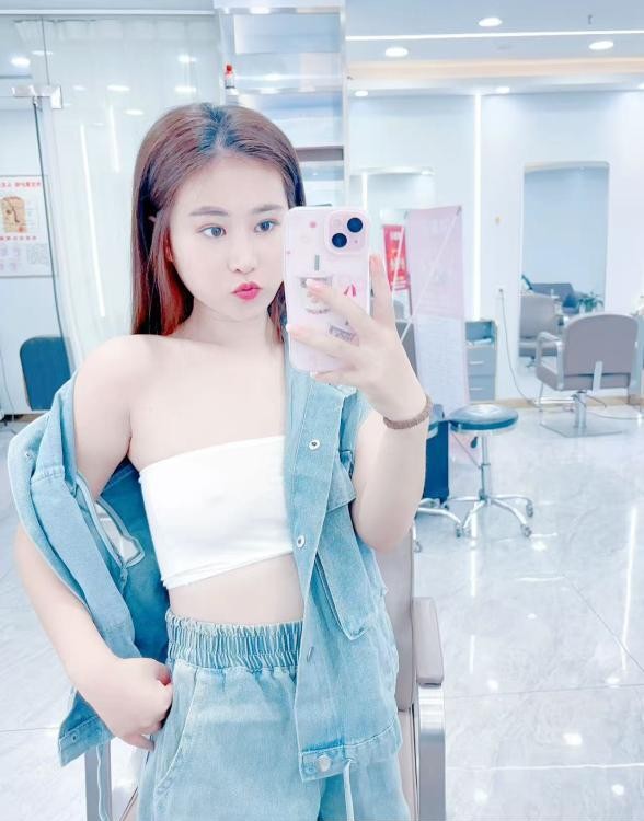 粉嫩美乳白虎妹