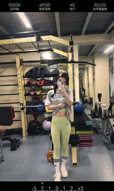 皮肤白嫩研希老师