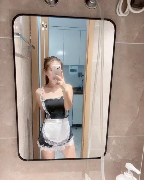 粉嫩美乳白虎妹