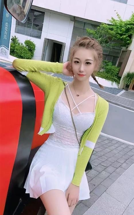 白云高挑气质美女