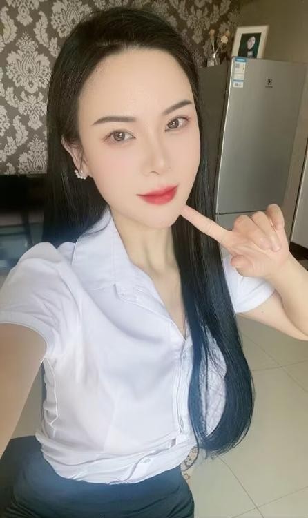 体育场少妇贝贝