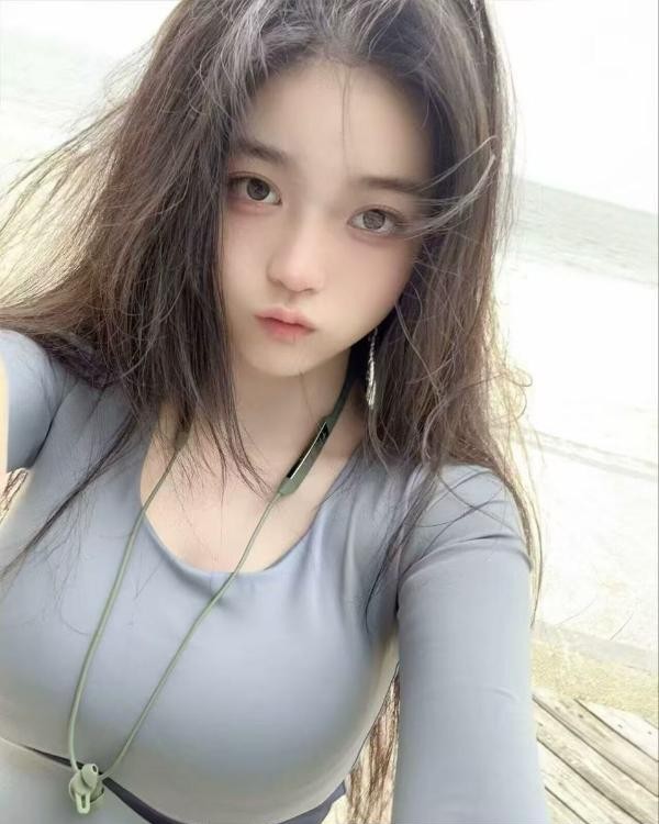 黑丝翘臀活好妹纸