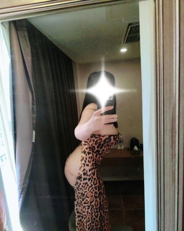 前凸后翘大奶妹