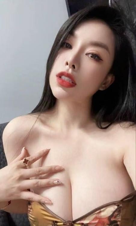 丰乳肥臀模特卡丽